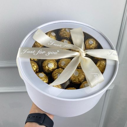 Набор конфет Ferrero Rocher в большой подарочной коробке с прозрачной крышкой